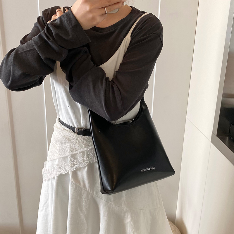 designer casual bag Simple Underarm Bag for Women 2025 New Trend High-end Texture Niche Versatile Commuter Shoulder Handbag