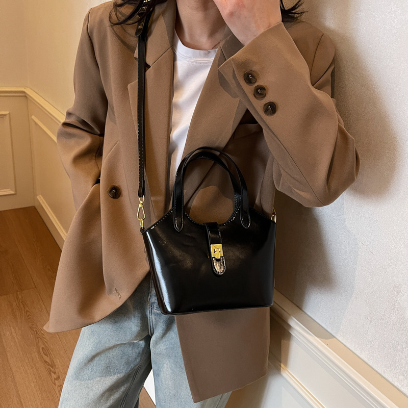 designer Korean Solid Color Large Capacity Handheld Bucket Bag for Women 2025 New Versatile Simple Crossbody Bag Casual Commuter Shoulder Bag