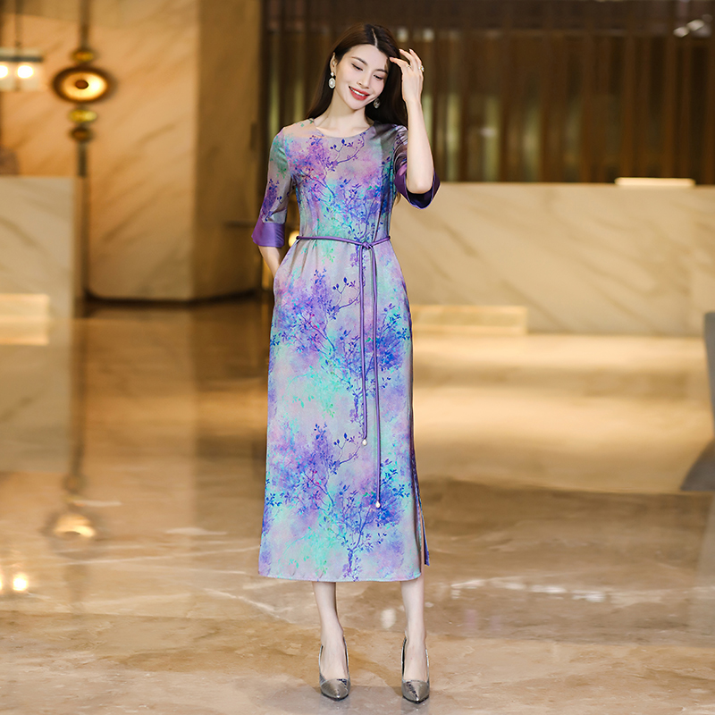 Elegant Women's Long Dress with Fashionable Sleeves