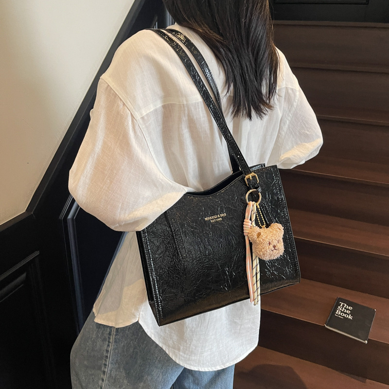 designer High-end 2025 Summer New Trendy Fashion Casual Shoulder Bag for Work Commute Underarm Bag Large Capacity Tote Bag