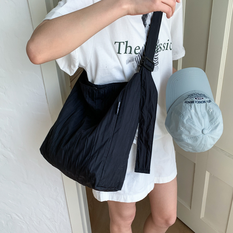 designer Pleated Shoulder Bag for Women New Simple Texture Bag Versatile Commuter Underarm Large Capacity Crossbody Tote Bag for Women