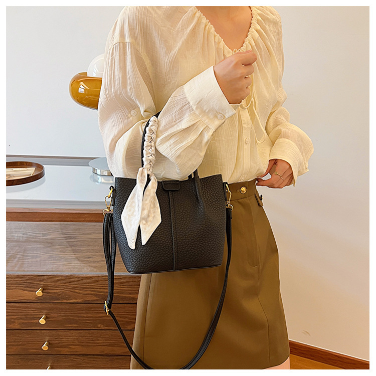 designer Fashion Single Shoulder Handbag for Women 2025 Spring Summer Trend Versatile New Large Capacity Handheld Bucket Mother and Child Bag