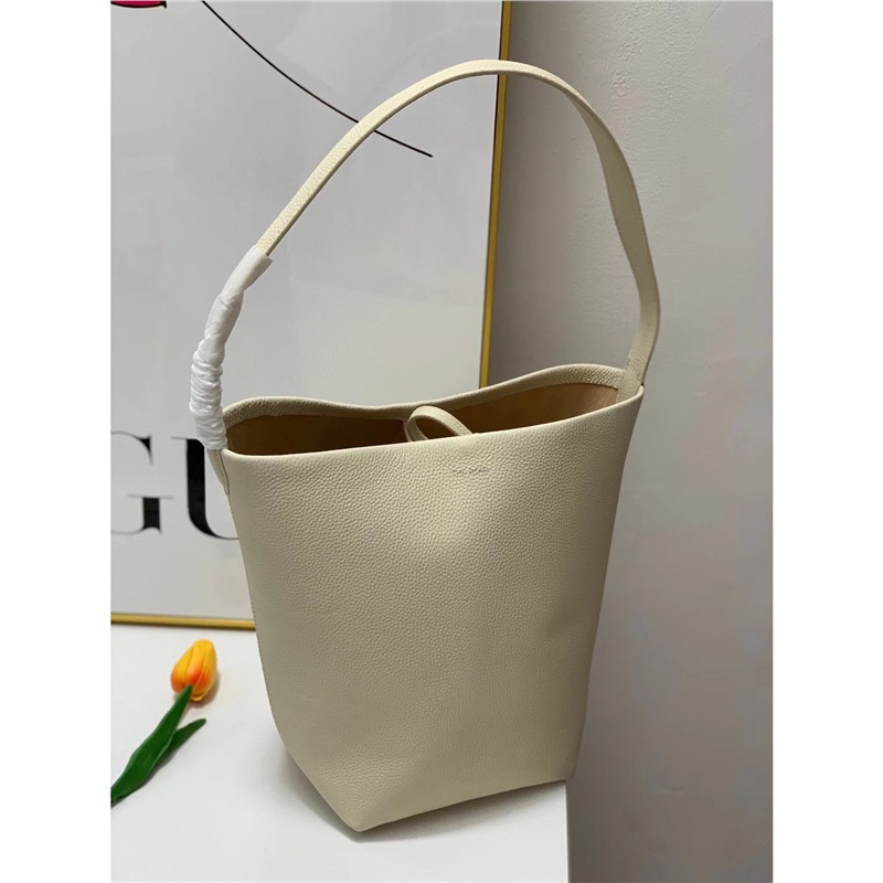 Leather bucket bag, new cowhide bucket bag, high-end single shoulder large capacity commuting tote bag