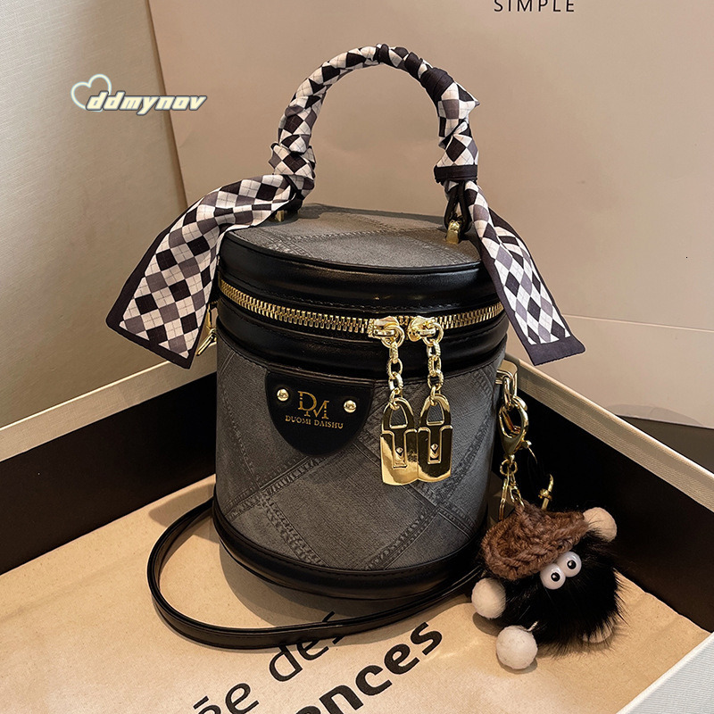 Niche Designer for Women 2025 New Summer High-End Fashion Simple Stylish Crossbody Handheld Bucket Bag ddmynov