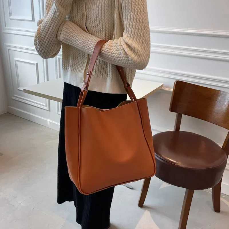2024 New Women Large Capacity Females Bags Made of Leather Handbags Famous Brand Shoulder Bags Shopping and Travel Bags W250602