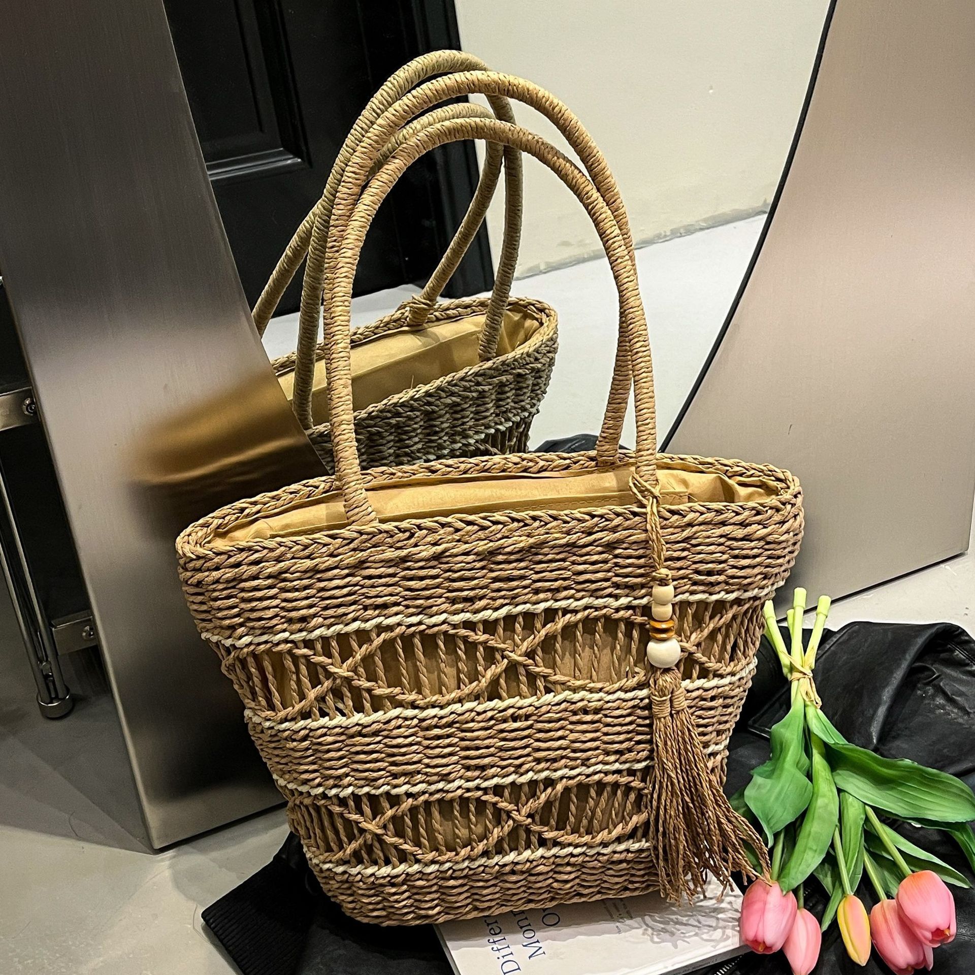 designer Large Capacity Hollow Woven Straw Bag for Women 2025 New Tassel Tote Bag Vacation Style Beach Bag