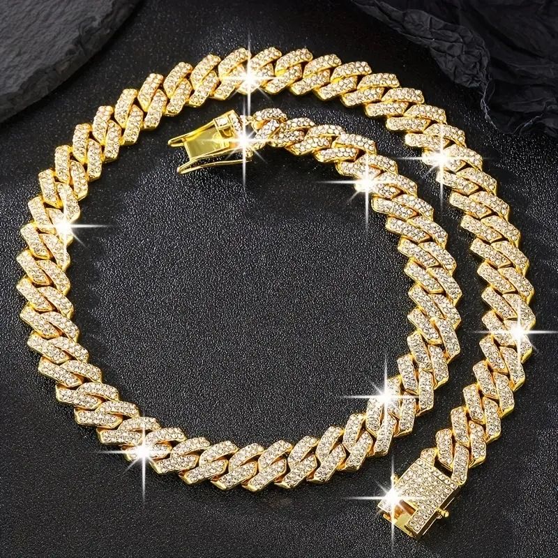 The hip-hop style diamond Cuban necklace is fashionable and versatile