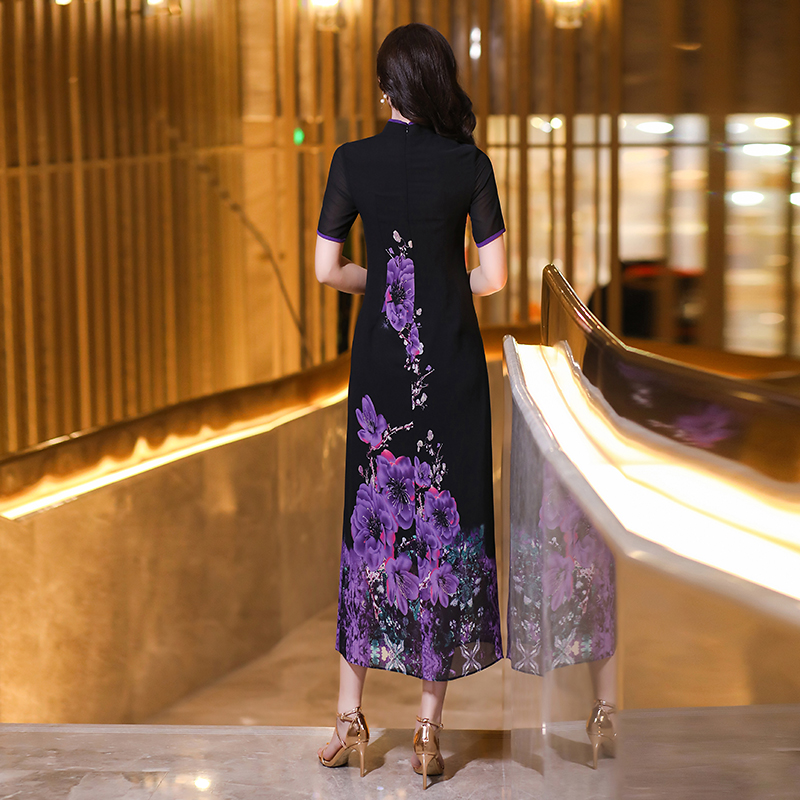 Chic Full-Length Evening Gown: Luxurious Silk Maxi-Dress Featuring Flattering Sleeves