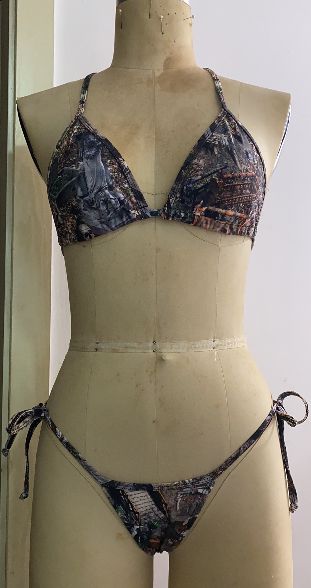 Graveyard Glam Bikini: Haute Couture pour la reine d'Halloween.