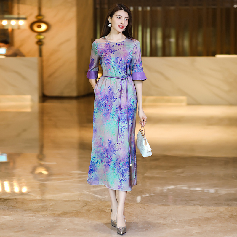 Elegant Women's Long Dress with Fashionable Sleeves