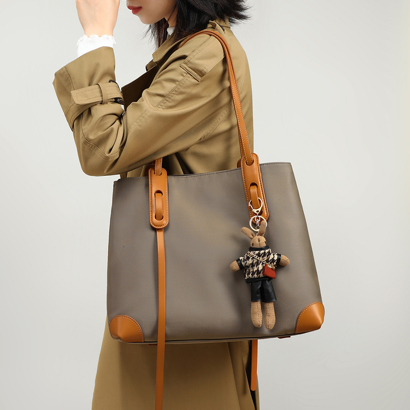 Advanced Oxford Fabric Synthetic Leather Designer Bag 2025 Summer New Fashion Large Capacity Soft Leather Hand-held Commuting Shoulder Bag Women'
