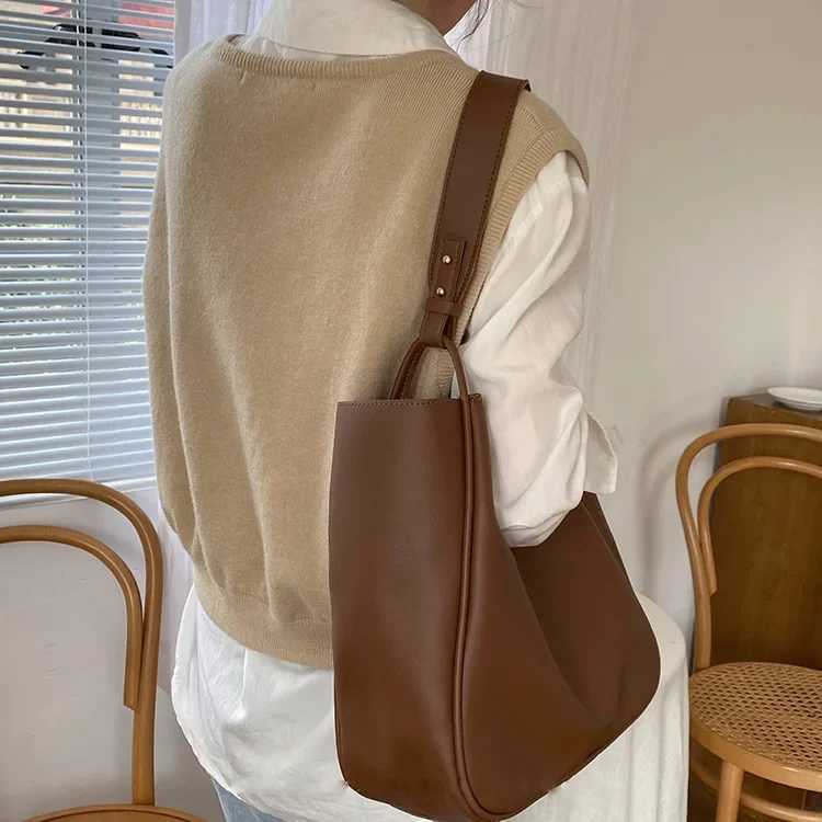 The Lyla Bag Travel Message Bucket Shoulder Retro Women Big Pockets Leisure Daily Casual Multi-function Underarm PU Leather Tote W250602