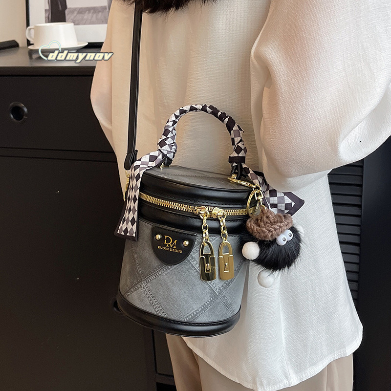 Niche Designer for Women 2025 New Summer High-End Fashion Simple Stylish Crossbody Handheld Bucket Bag ddmynov