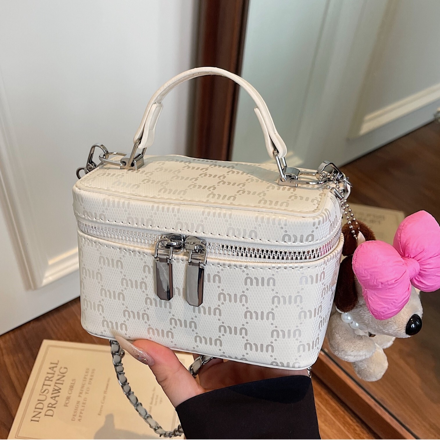 designer 2025 Summer New Trend Versatile Chain Box Bag for Women, Textured Fashion Single Shoulder Crossbody Handbag Small Square Bag