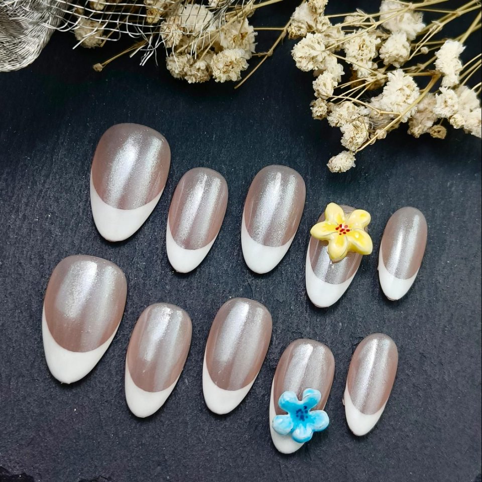 10pcs French Tips Handmade Press-on nails Short Almond Nails Bundle 3D Hand drawn Flowers Sweet Daily Finished nail stickers Free storage box jelly gl