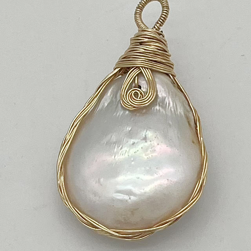 Chic Artisanal Pearl Neckpiece with Ornate Pendant Accents - Baroque Style Jewelry Accessory