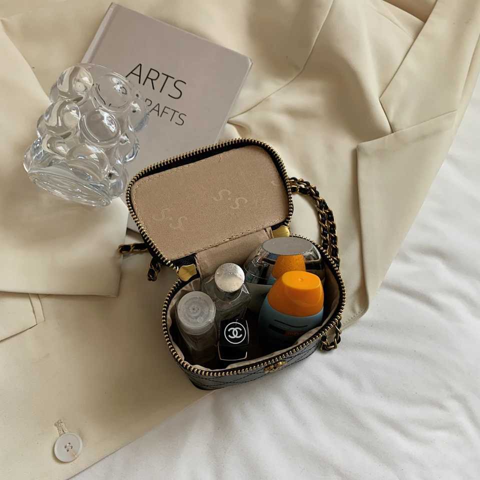 A small handbag made of exquisite colored PU material fashionable and popular styles improves temperament. Y250603