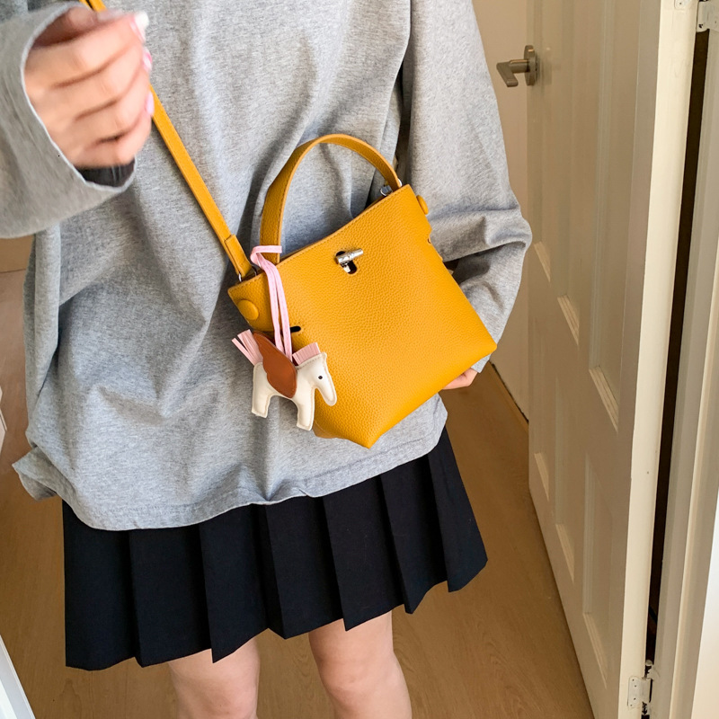 designer Minimalist Casual Lychee Texture Handheld Bucket Bag for Women 2025 New Versatile Fashion Crossbody Bag with High-end Feel Handbag