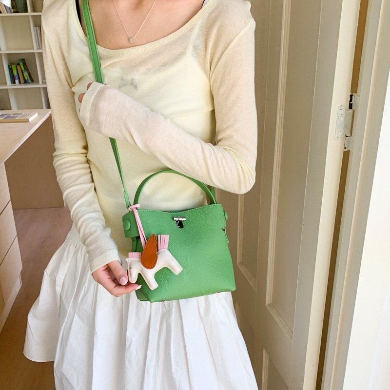 designer Minimalist Casual Lychee Texture Handheld Bucket Bag for Women 2025 New Versatile Fashion Crossbody Bag with High-end Feel Handbag