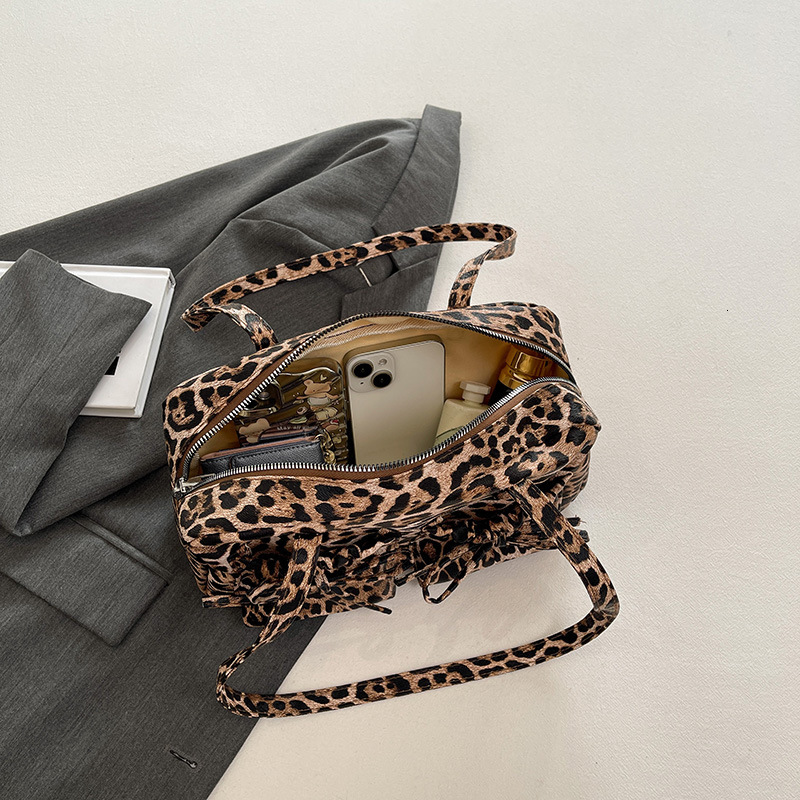 High quality brand, high-quality new style, free designer bag, fashionable large capacity, fashionable underarm bag, shoulder bag, brand new free desi