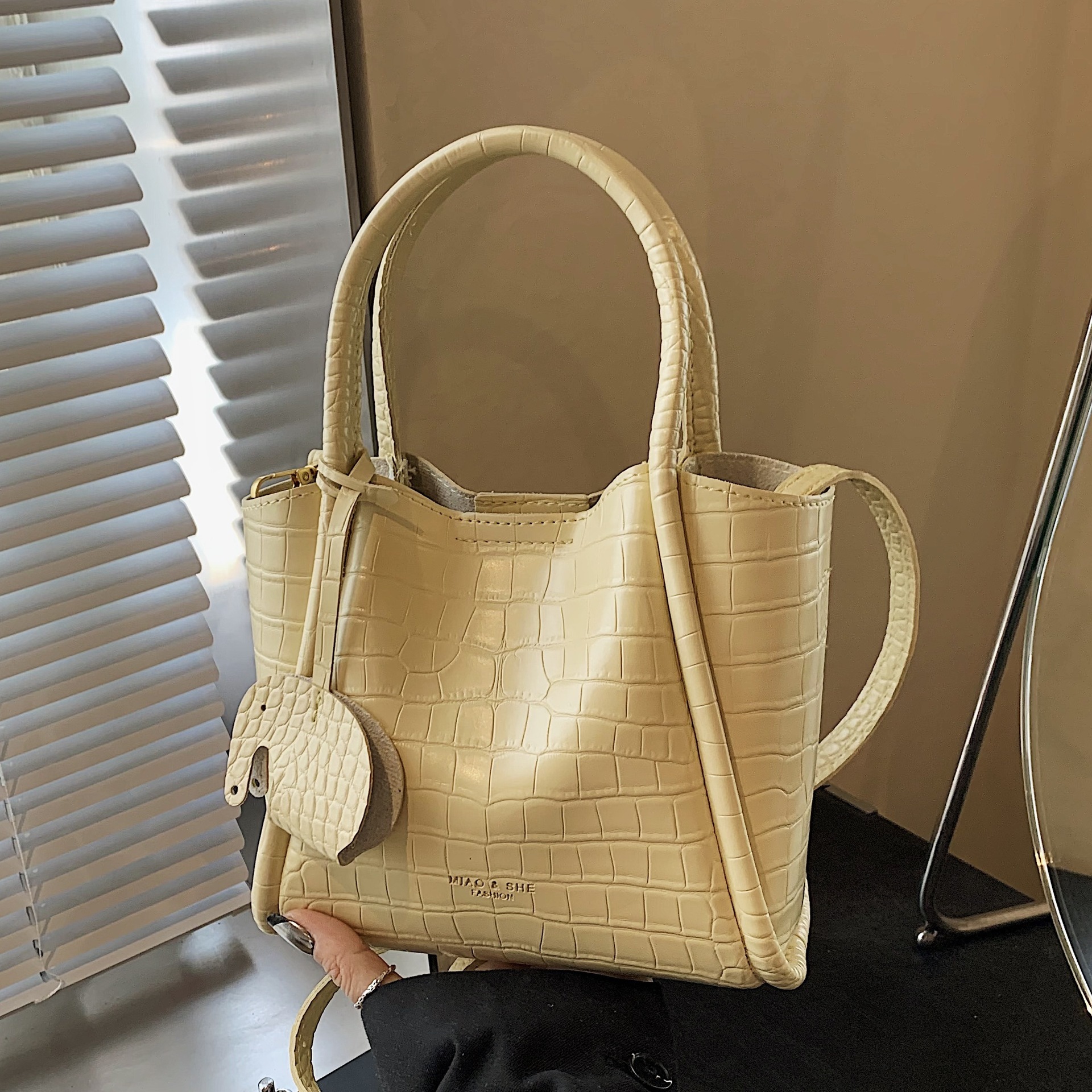 designer Vintage Basket Handbag for Women 2025 New High-end Handheld Bucket Bag Simple Shoulder Crossbody Bag