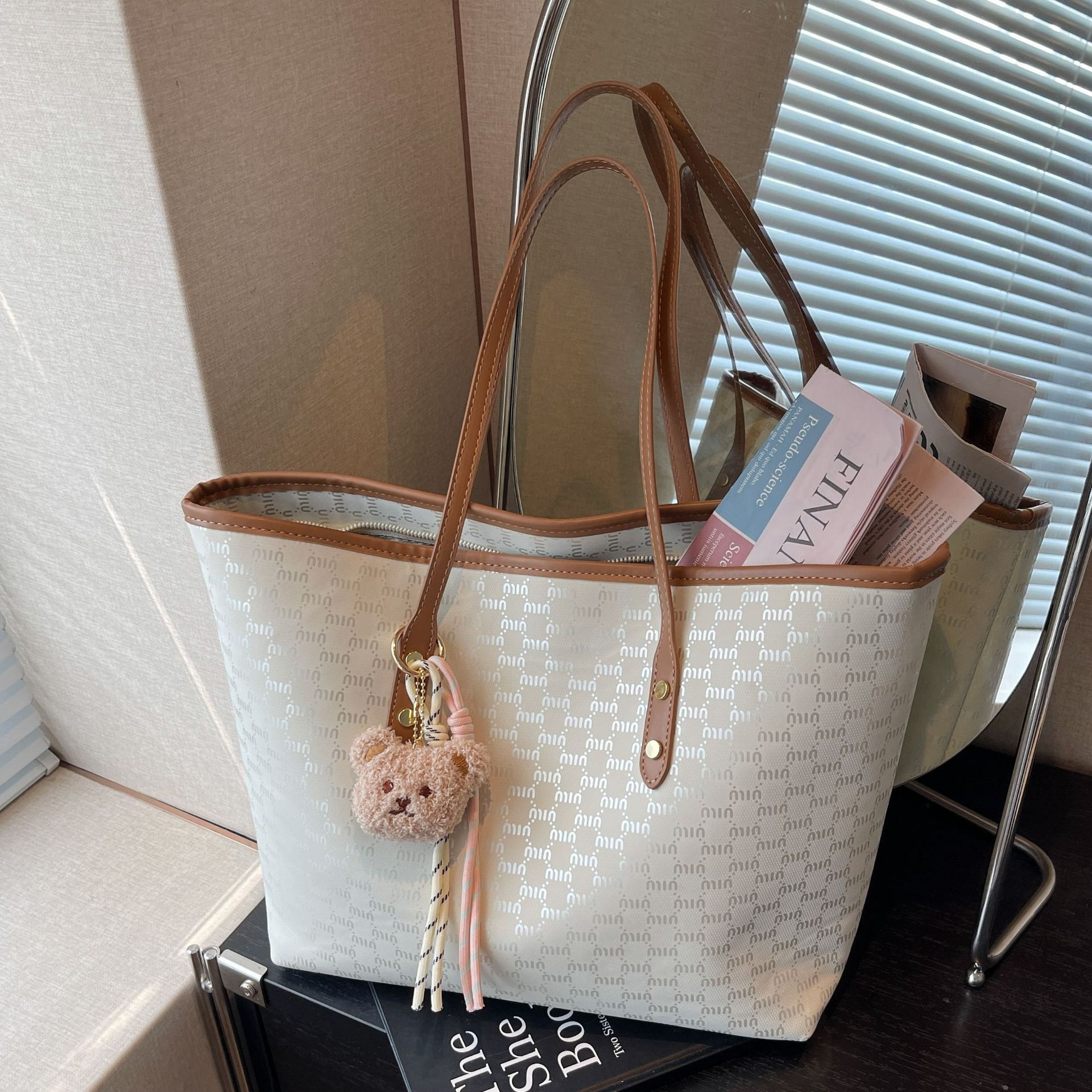 designer High-End Tote Bag for Women 2025 New Handheld Commuter Bag Versatile Fashionable Large Capacity Shoulder Bag