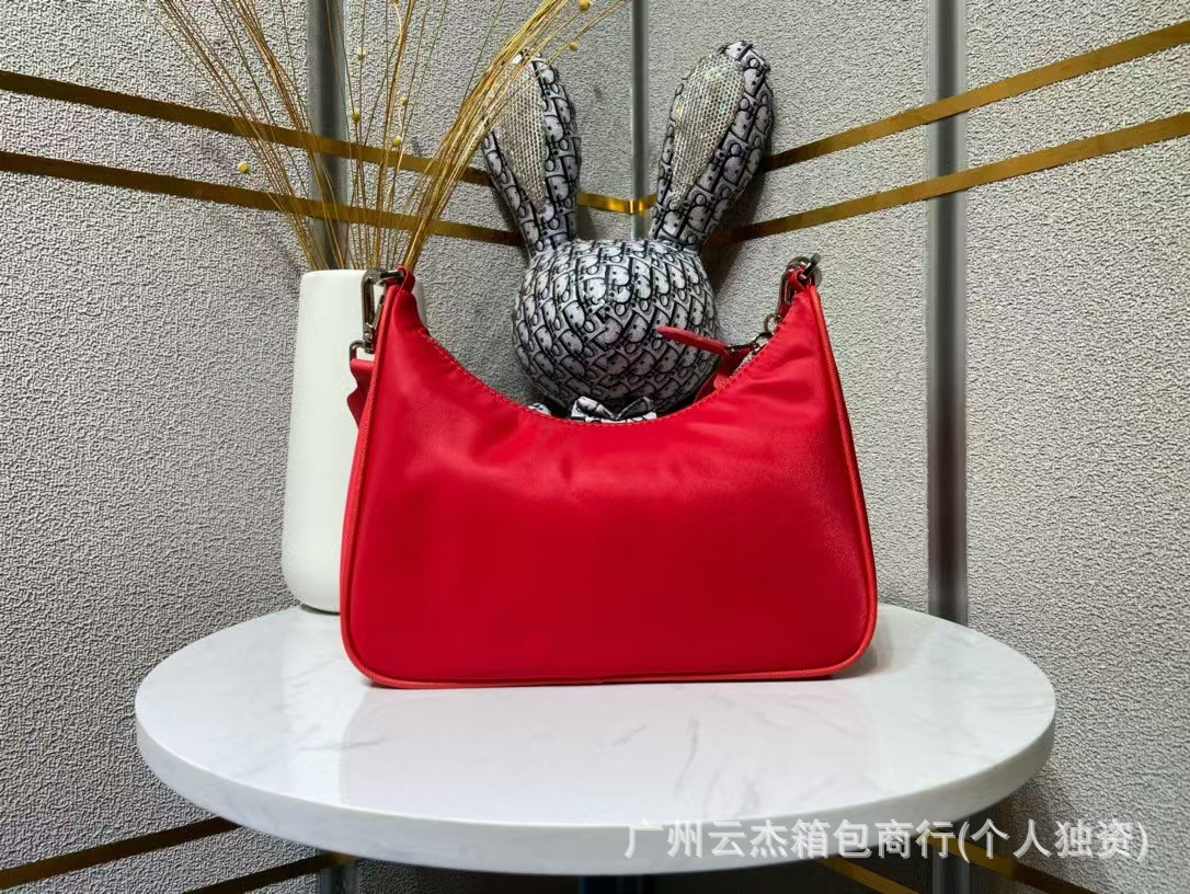 HOBO Champion 2025 Autumn New Underarm Bag Solid Color Letter Fashion Horn Designer Pack Bag Shoulder Bag Crossbody Luxury Bag Bag Oxford