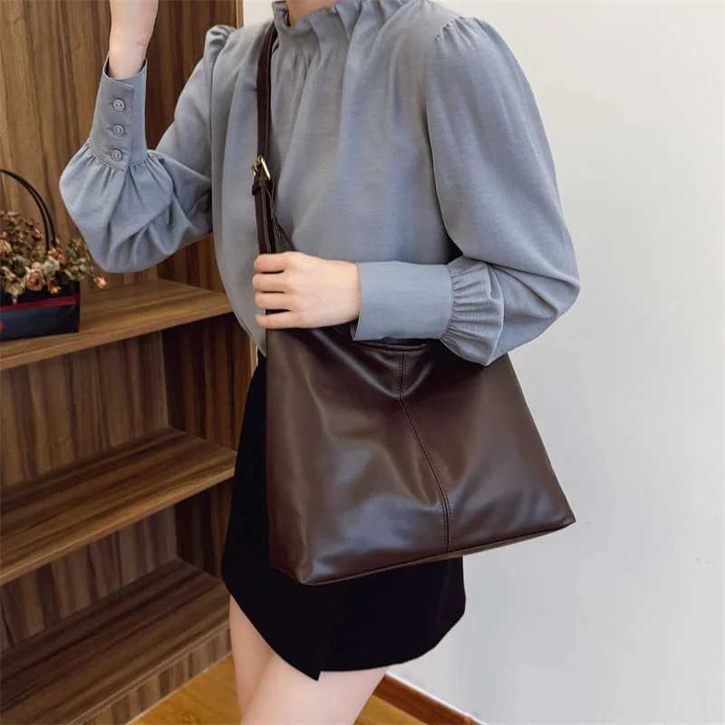 Vintage Large Capacity Shoulder Bag for Women with Soft Solid Crossbody Bag Retro For Commute Y250603