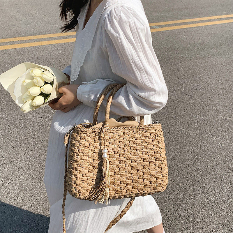 designer Large Capacity Straw Woven Bag 2025 New Trend Spring Summer Fashion Versatile Crossbody Bag Women's Simple Handheld Woven Bag