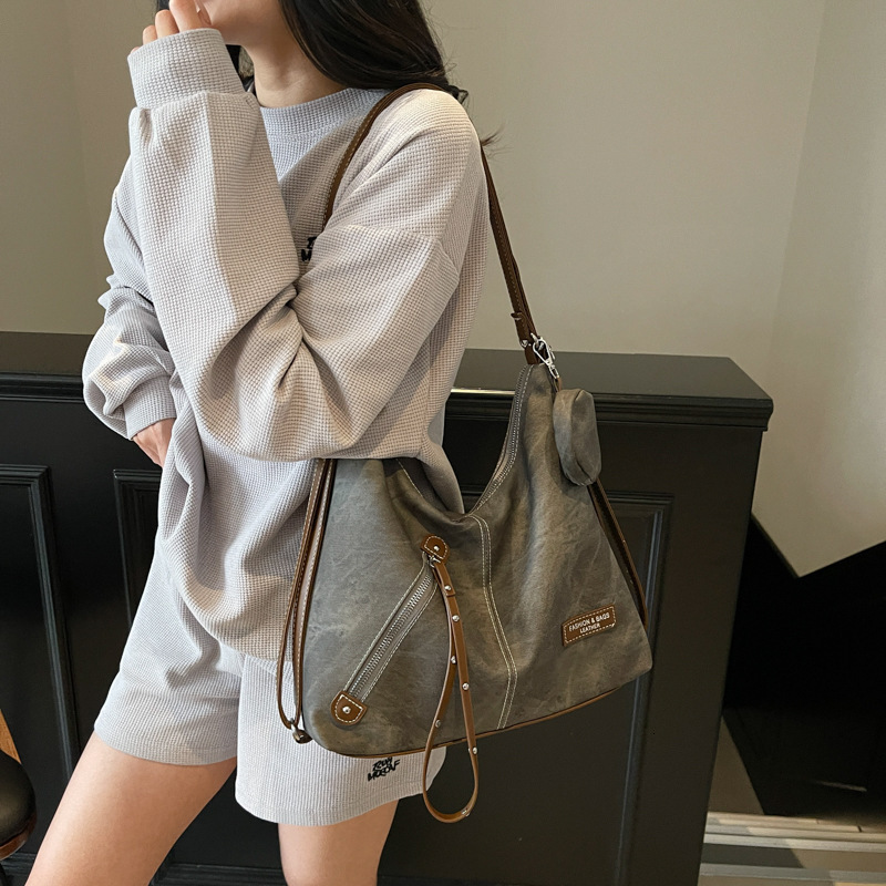 designer Vintage Large Capacity Commuter Tote Bag for Women 2025 New Korean Style Niche Shoulder Bag Multifunctional Fashion Backpack