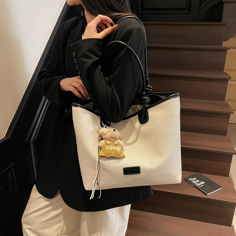 designer Minimalist Stylish Large Capacity Tote Bag for Women 2025 New Fashion Casual Commuter Lightweight Versatile Shoulder Underarm Bag