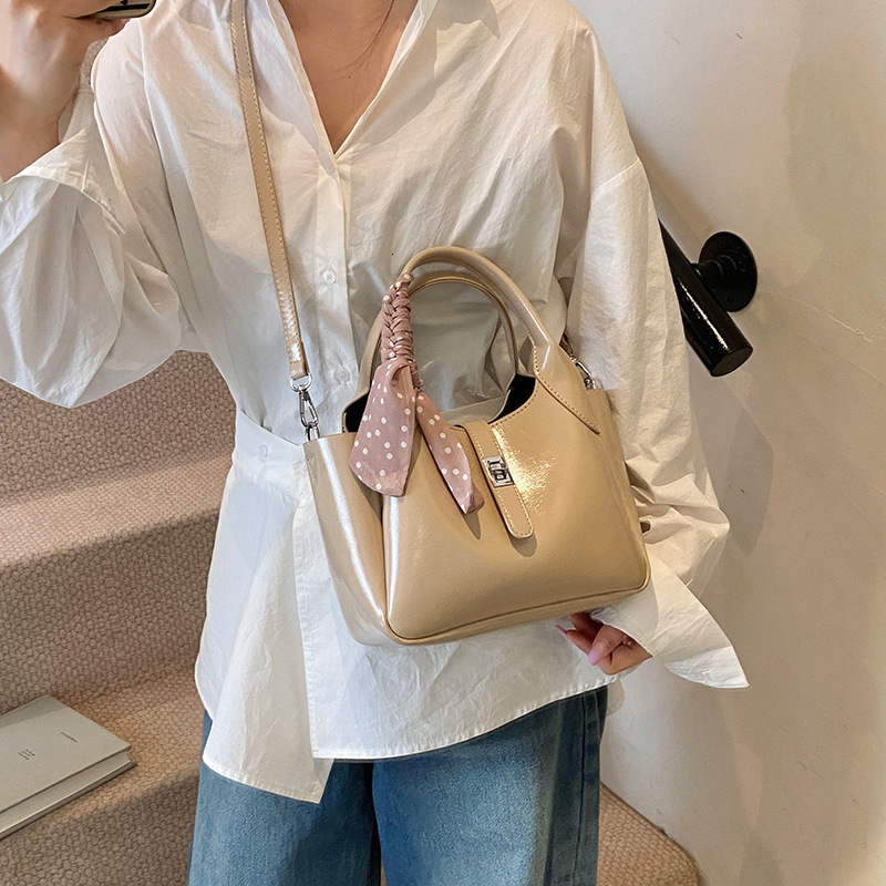 designer Niche Design Basket Bag Handbag for Women 2025 New Office Commute Handheld Bag Crossbody Bag Small Tote Bag