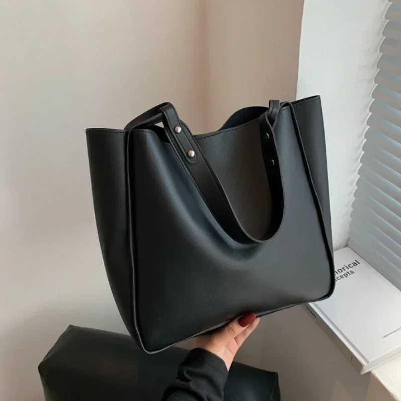 2024 New Women Large Capacity Females Bags Made of Leather Handbags Famous Brand Shoulder Bags Shopping and Travel Bags W250602