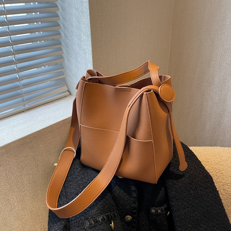 Large Capacity Commuter Versatile Simple Wide Shoulder Strap Bucket Bag Single Shoulder Messenger Bag