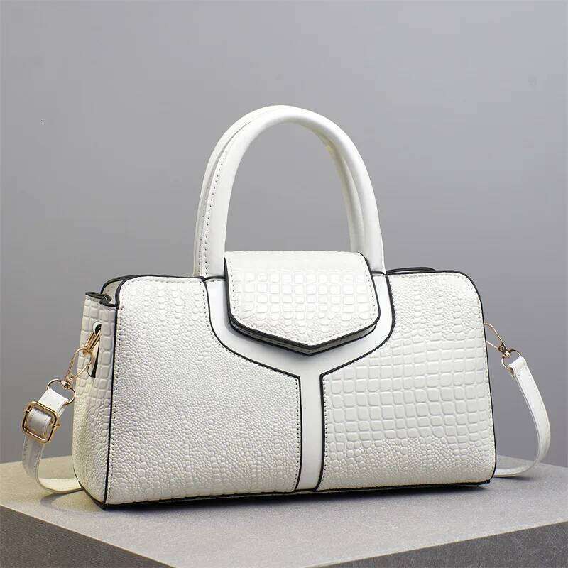 2025 Fashion New Crocodile Pattern Handbag Women'S Large Capacity Shoulder Classic Retro Crossbody Commuter Tote Bag