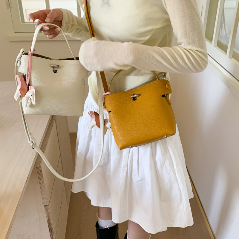 designer Minimalist Casual Lychee Texture Handheld Bucket Bag for Women 2025 New Versatile Fashion Crossbody Bag with High-end Feel Handbag