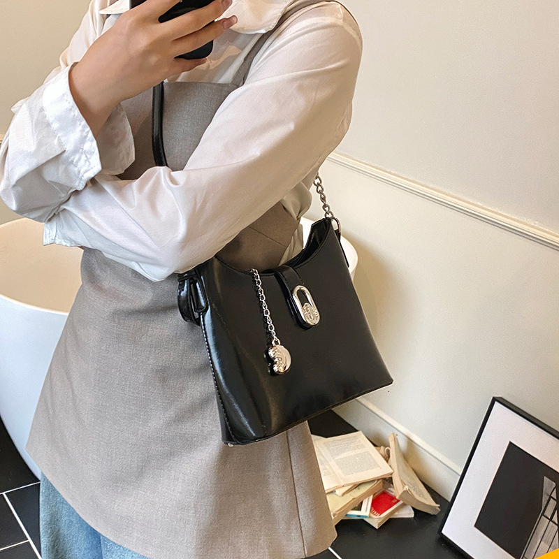 designer Korean Style INS Fashion High-End Bucket Bag 2025 Summer New Niche Design Stylish Commuter Shoulder Crossbody Bag