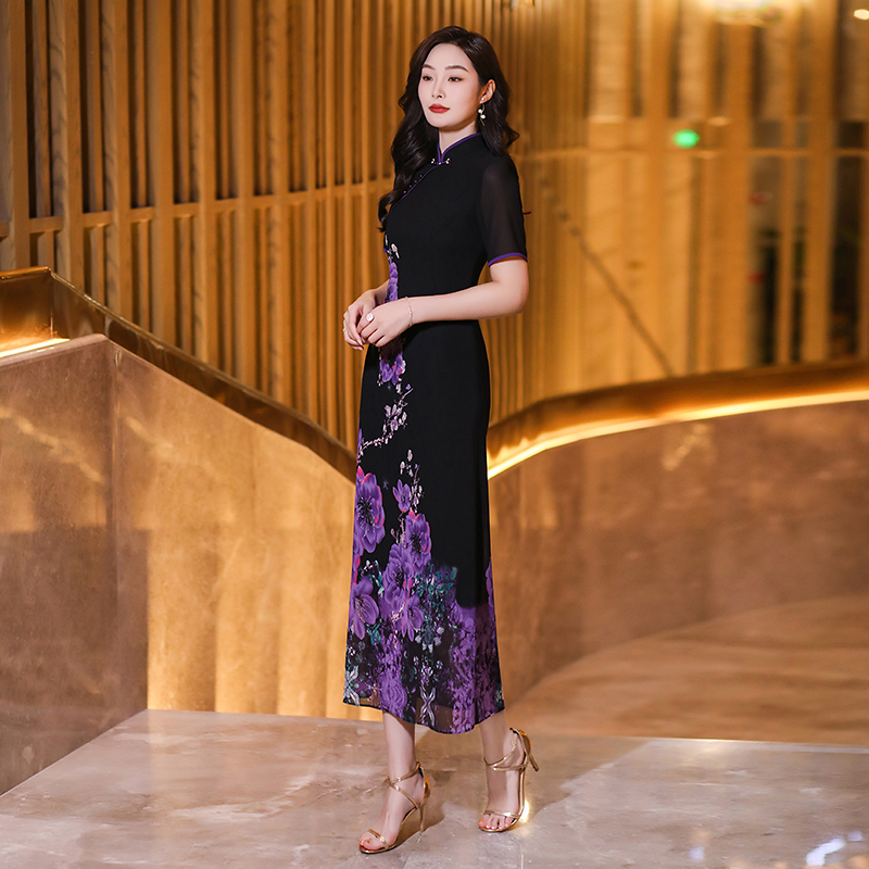 Chic Full-Length Evening Gown: Luxurious Silk Maxi-Dress Featuring Flattering Sleeves