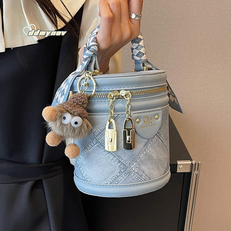 Niche Designer for Women 2025 New Summer High-End Fashion Simple Stylish Crossbody Handheld Bucket Bag ddmynov