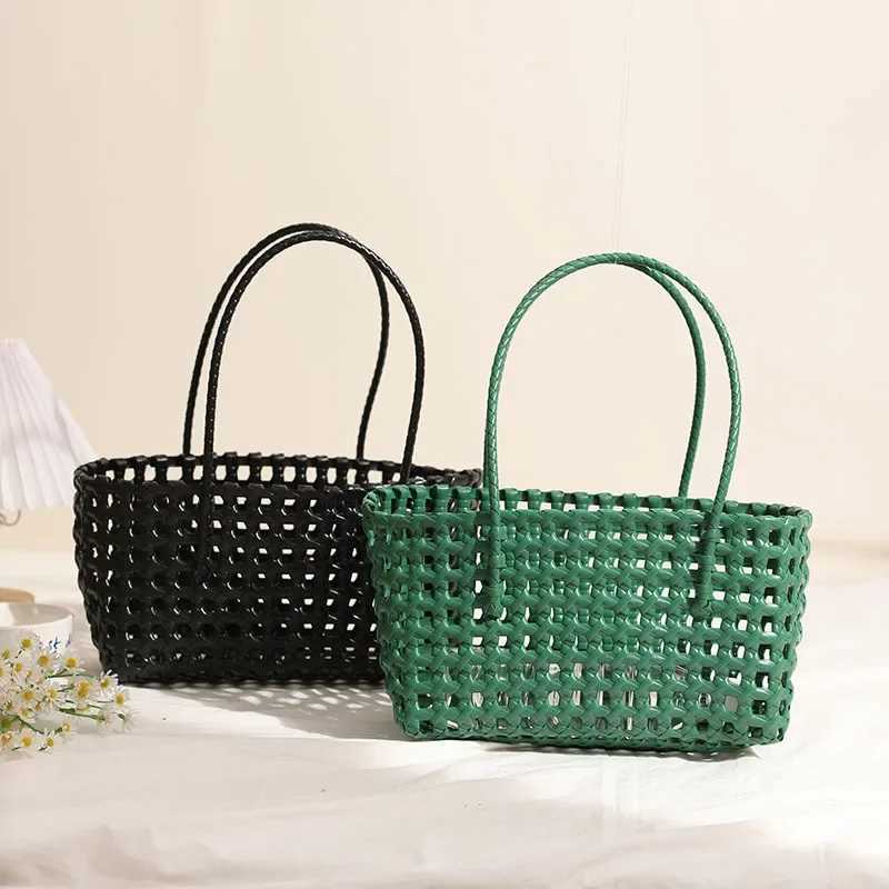 Hollow out Plastic Woven Straw Bag Womens Beach Vacation Style Versatile Handbag Simple Solid Color New Fashion Shoulder Bag Y250603