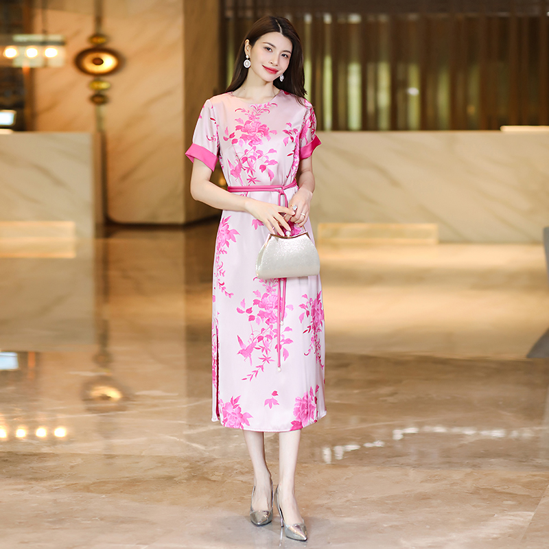 Elegant Full-Length Ladies' Maxidress Featuring Stylish Sleeves