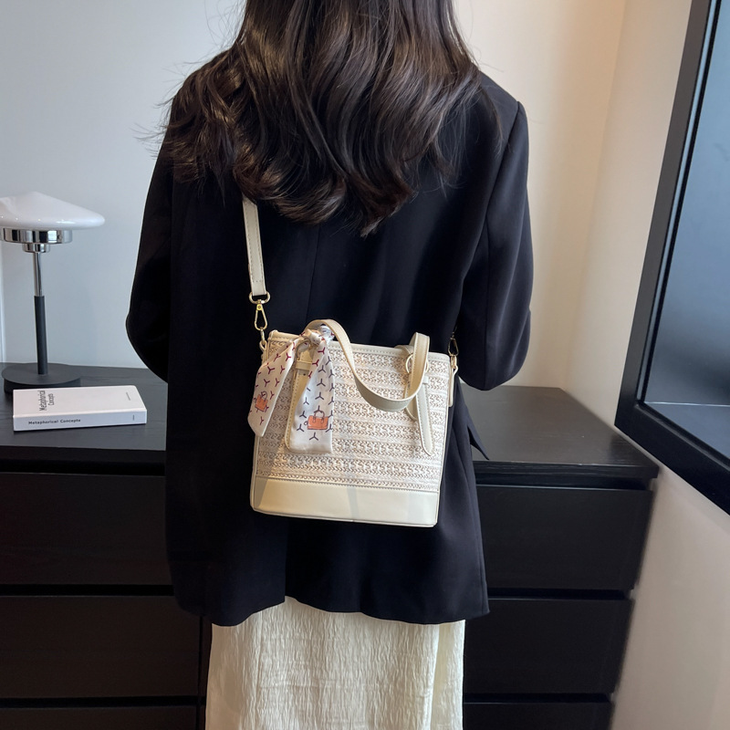 designer Fashion Handwoven Bag for Women 2025 New High-Quality Textured Straw Bag Single Shoulder Crossbody Bag Casual Bucket Bag