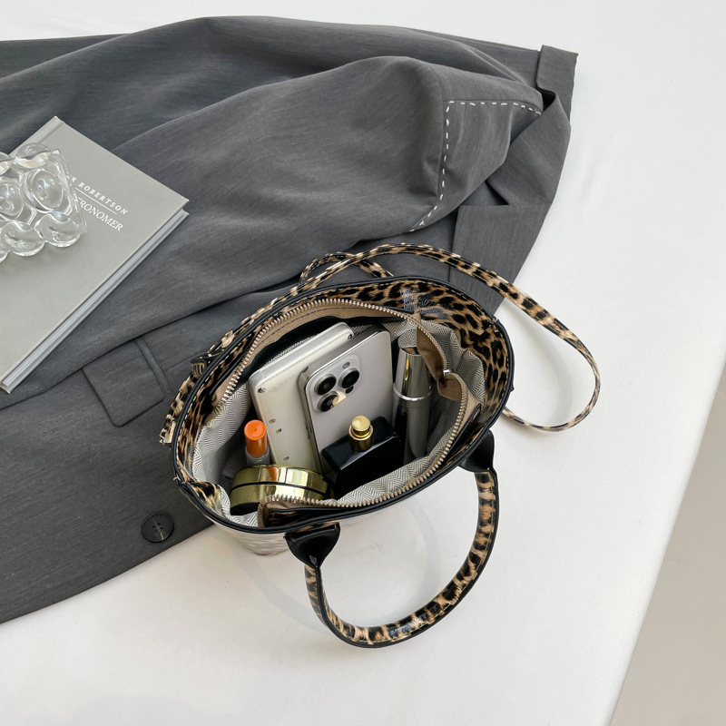 Top brand high-quality new free designer bag wholesale fashion leopard print bag 2025 new European and American handbag crossbody bag new free designe