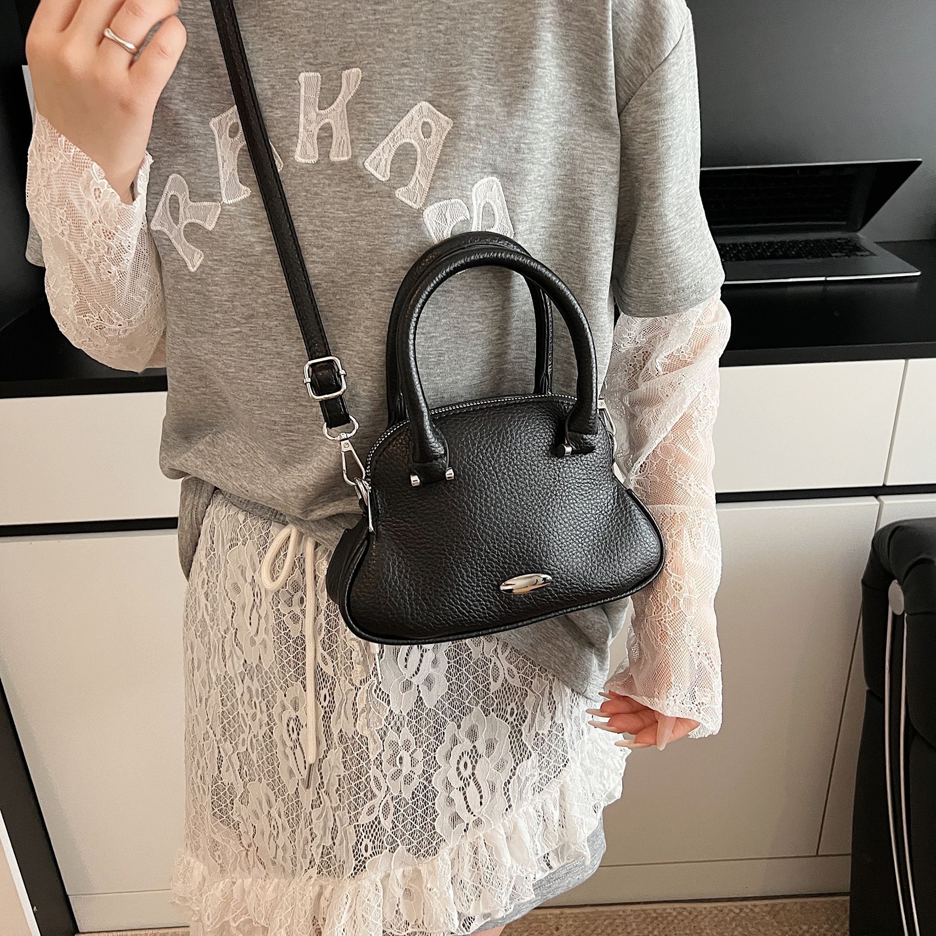 designer High-End Simple Casual Commuter Handbag for Women 2025 New Fashion Versatile Crossbody Shell Bag