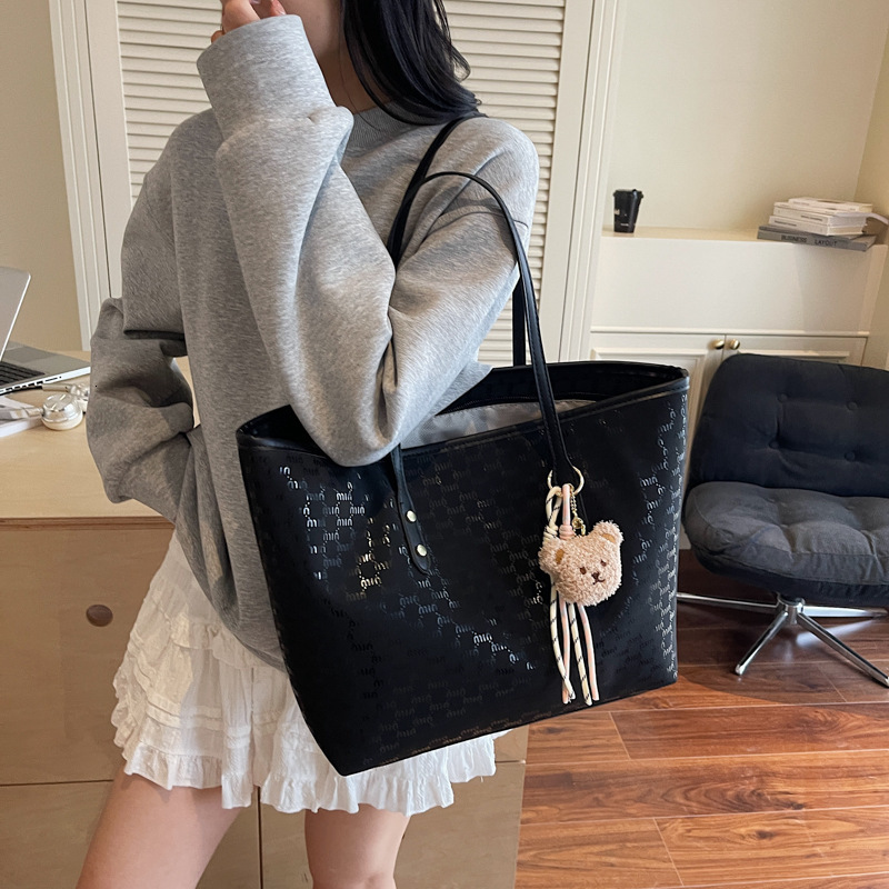 designer High-End Tote Bag for Women 2025 New Handheld Commuter Bag Versatile Fashionable Large Capacity Shoulder Bag