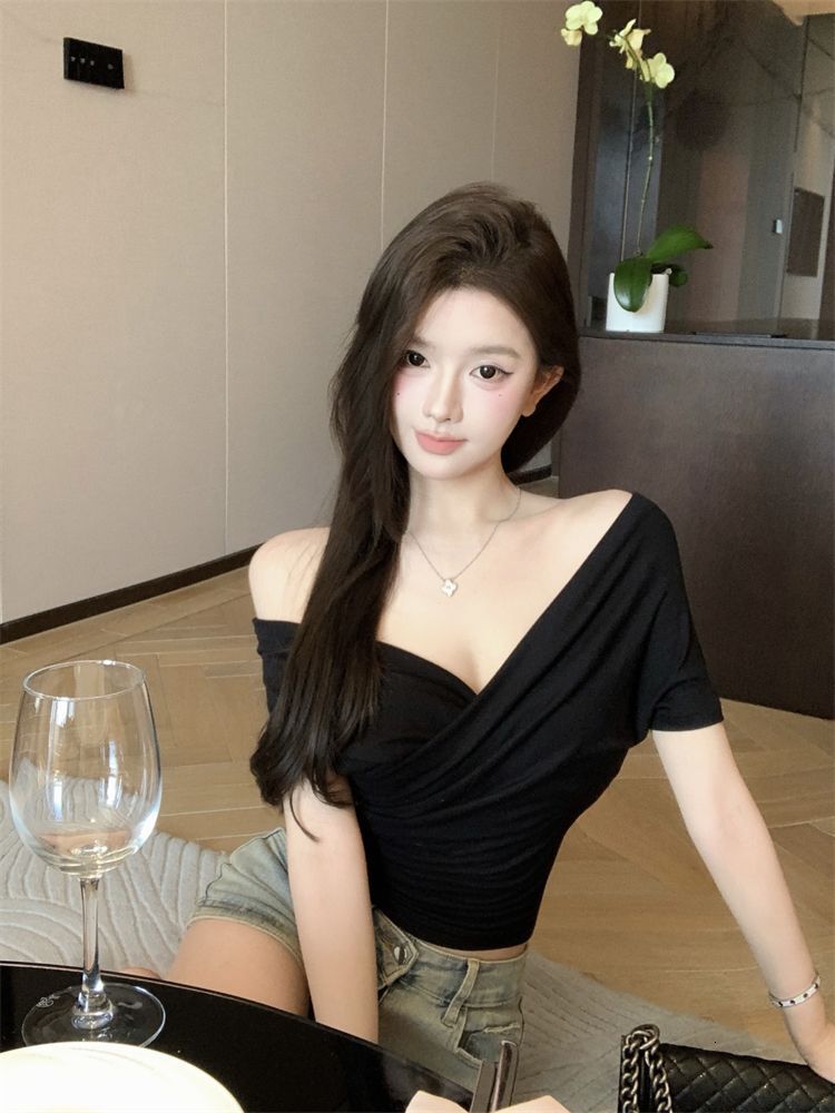 2025 New Spring and Summer Women's T-shirt New French Off Shoulder Ruffle Top Summer New Design Sense One Shoulder Elegant Designer Slimming Wome