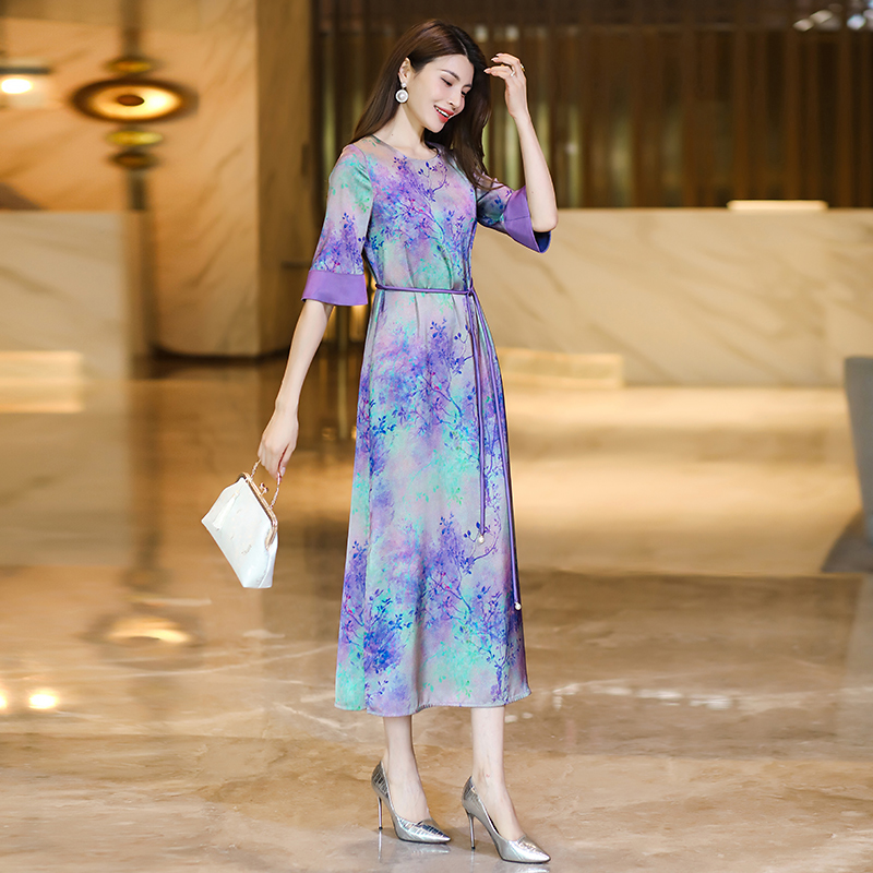 Elegant Women's Long Dress with Fashionable Sleeves
