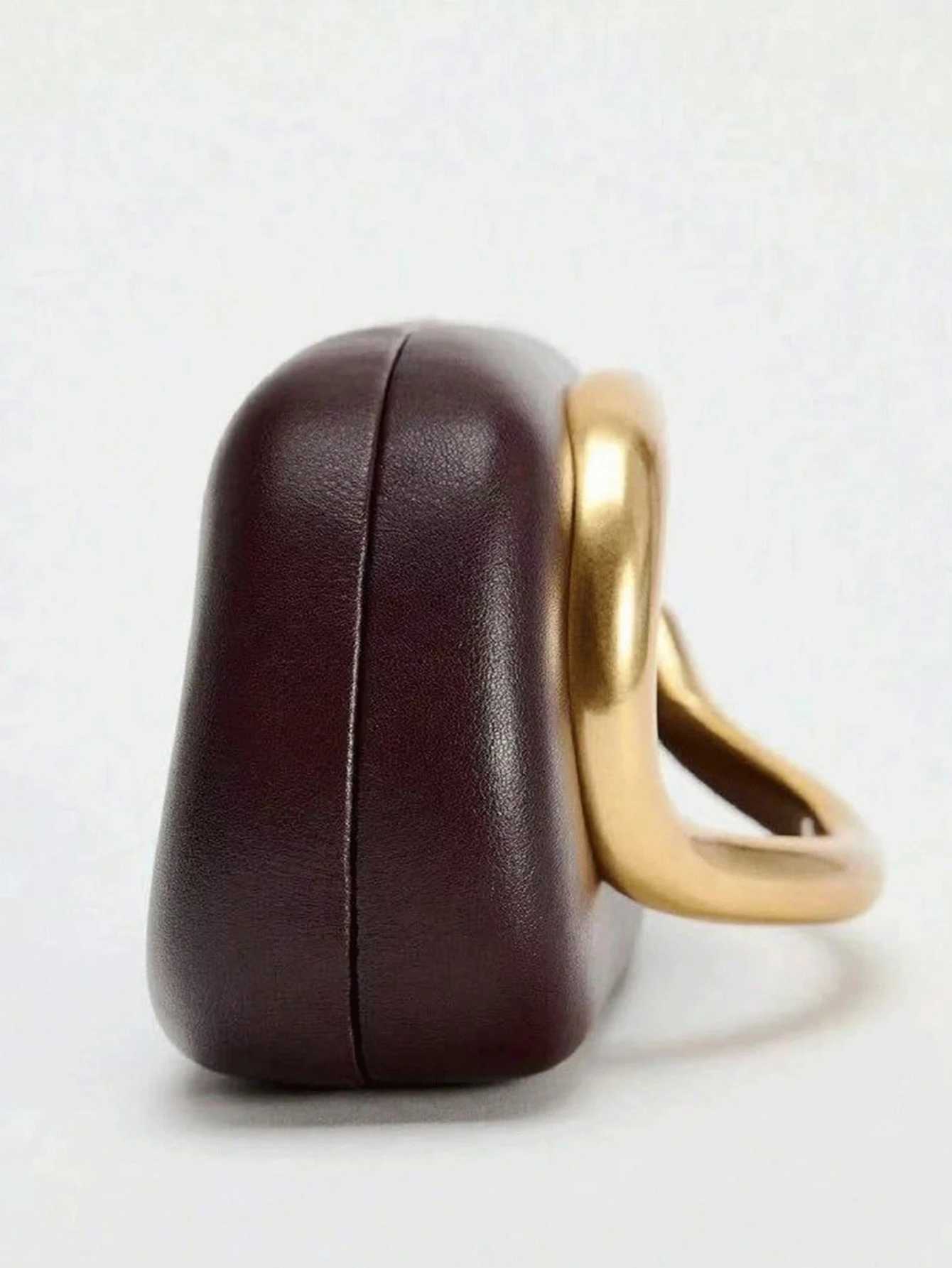 Stylish and simple metal buckle decorative clutch bag dinner bag European and American retro dinner bag metal chain box bag W250602