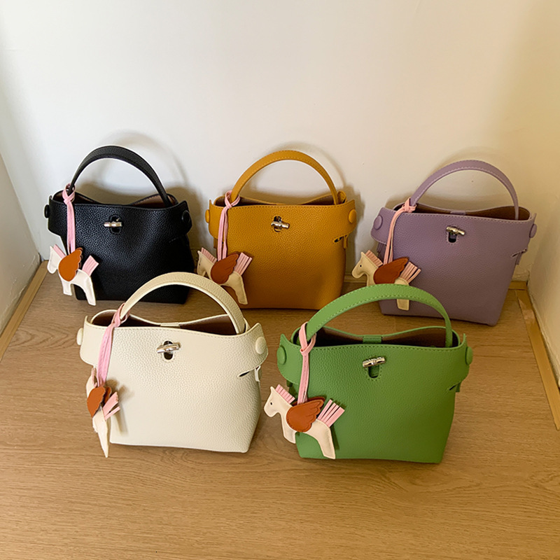 designer Minimalist Casual Lychee Texture Handheld Bucket Bag for Women 2025 New Versatile Fashion Crossbody Bag with High-end Feel Handbag