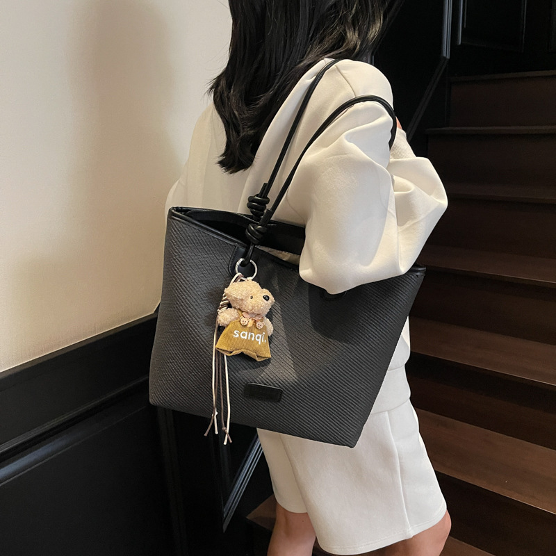 designer Minimalist Stylish Large Capacity Tote Bag for Women 2025 New Fashion Casual Commuter Lightweight Versatile Shoulder Underarm Bag